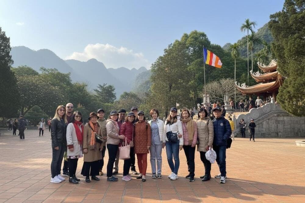 Bạn n&ecirc;n chọn trang phục k&iacute;n đ&aacute;o, thoải m&aacute;i khi đi lễ ch&ugrave;a Hương